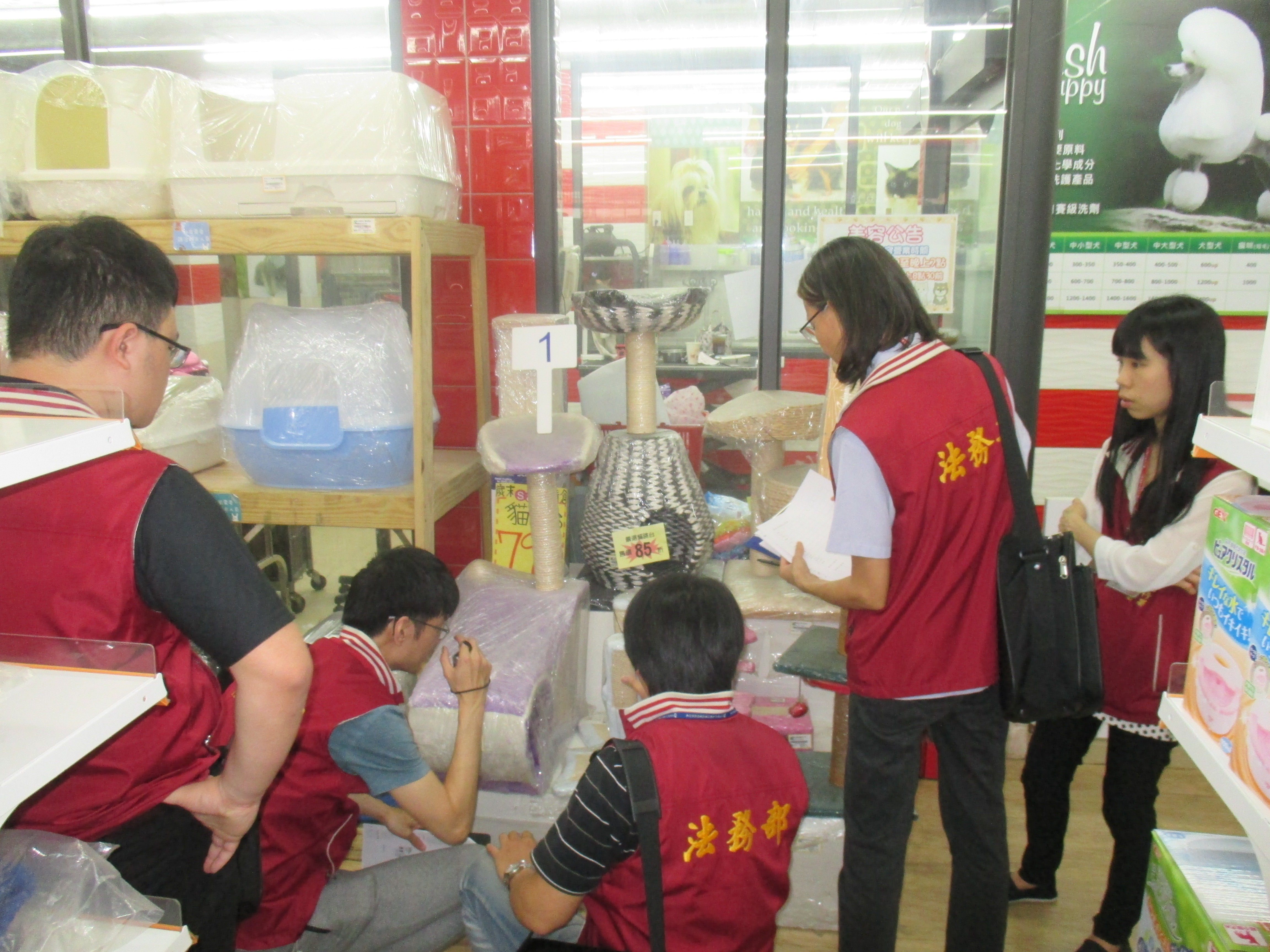 花蓮分署執行同仁查封物品包括大型狗屋、狗籠、寵物外出提籃等等