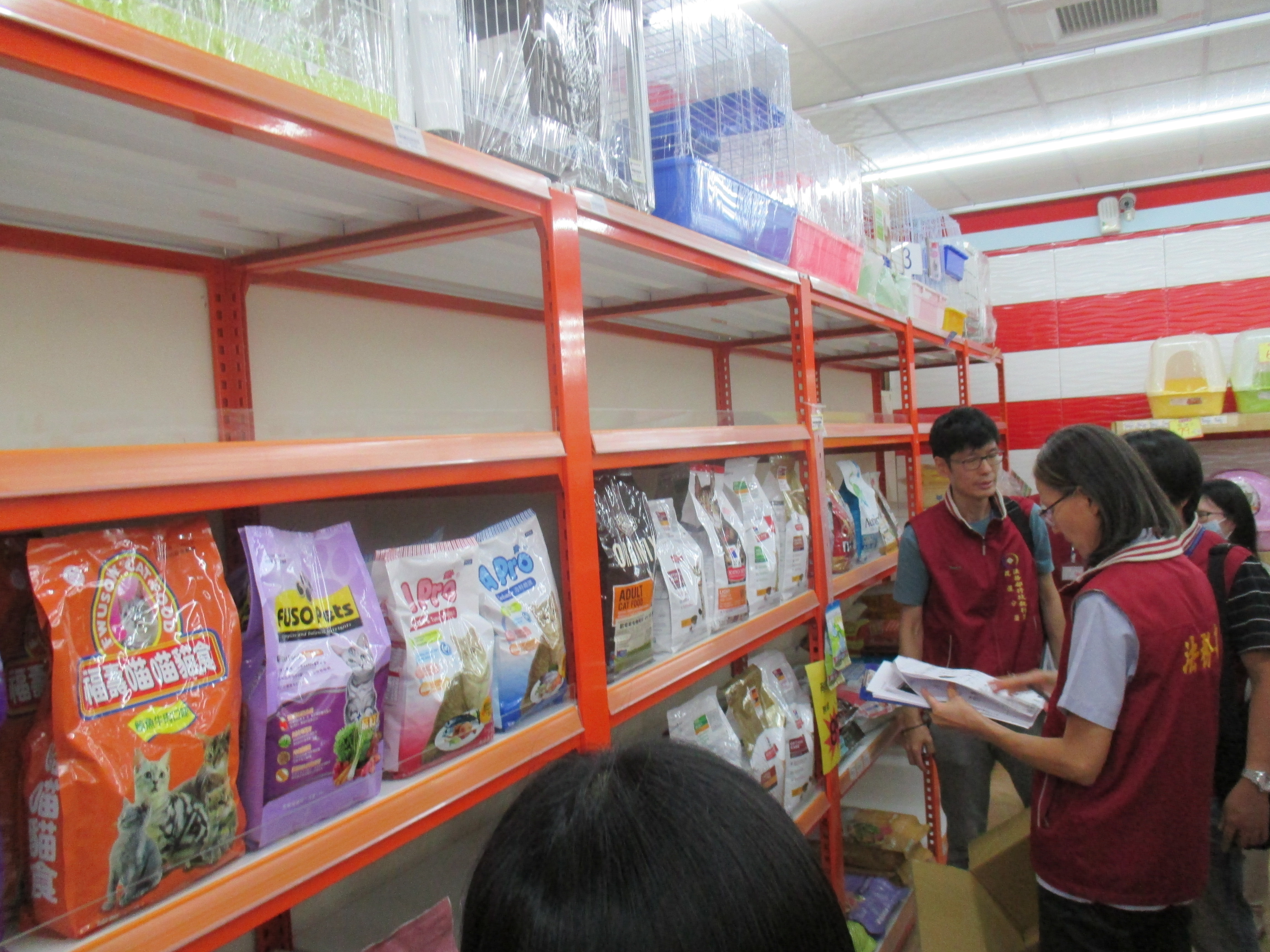 花蓮分署同仁查封物品包括寵物零食、罐頭、貓砂等等