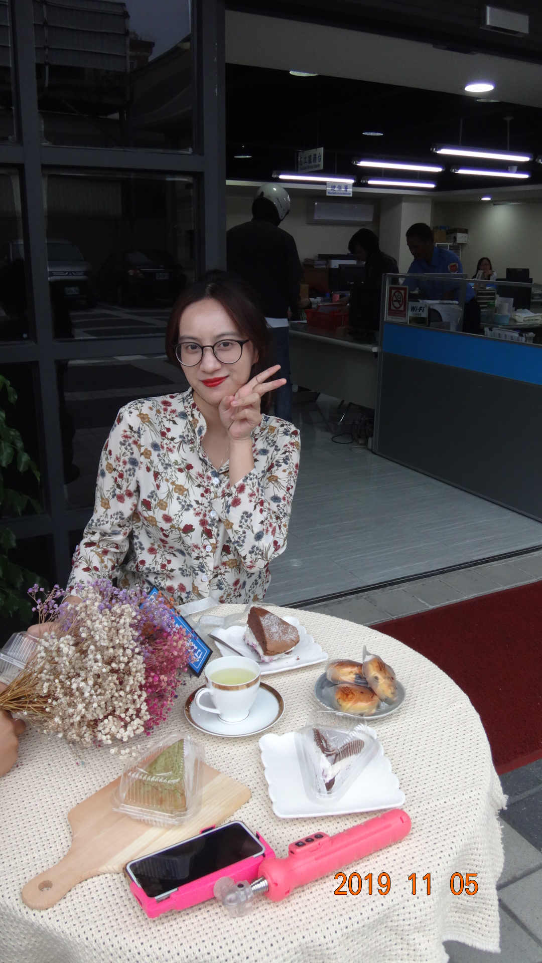 花蓮分署直播宣傳小編宣傳甜點，吸引購買力