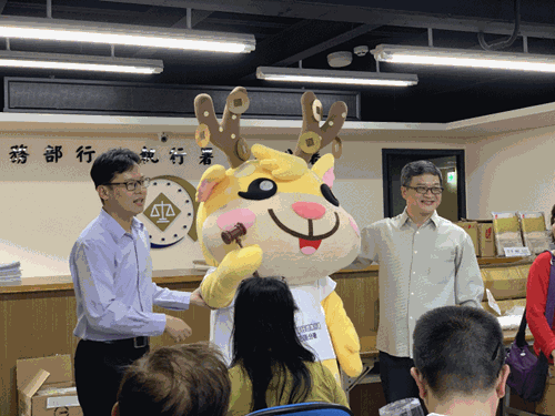 109年1月法拍日拍賣室擠滿投標民眾，盛況空前