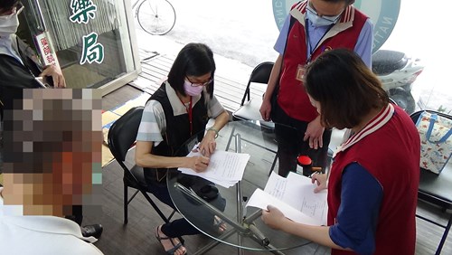 食藥署人員現場點收查封品項後於筆錄簽名