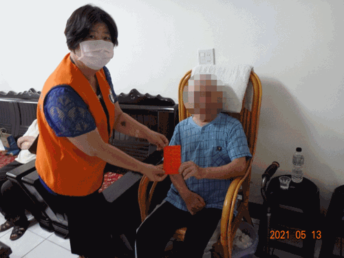花蓮分署愛心社社長顏韋菱書記官及愛心社成員前往關懷訪視80歲吳姓義務人，贈送需用生活物資及慰問金