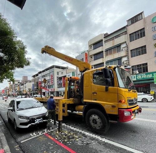 拖吊車與工作人員協助查封路邊停車