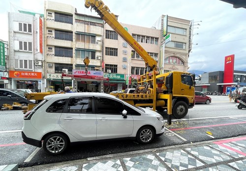 拖吊車協助查封路邊停車