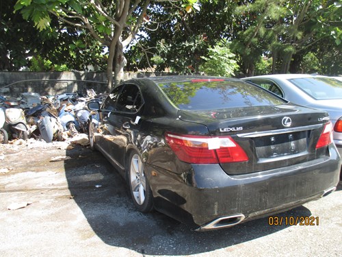 Lexus轎車後方圖