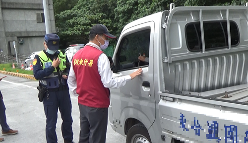 執行人員於1月10日上午近11時會同員警於蘇花改公路攔截並查扣小貨車