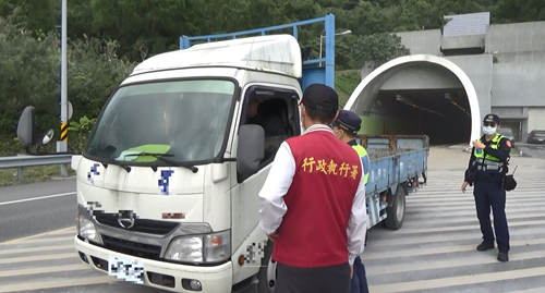 執行人員於1月10日下午1時許於蘇花改公路再度會同員警攔截並查扣大貨車