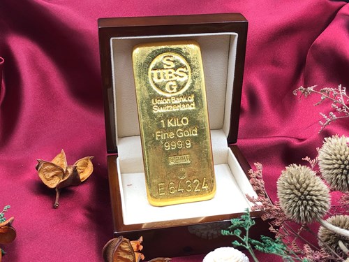 一條黃金照片(紅盒背景)