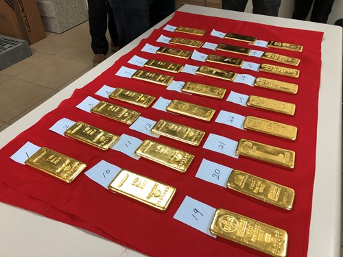 所有黃金皆附上編號於檯面展示