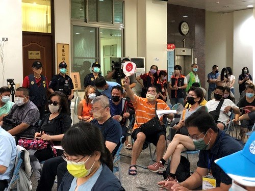 10.現場民眾相當踴躍喊價激烈