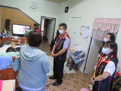 王金豐分署長與花蓮分署同仁關心義務人及其家人生活情況