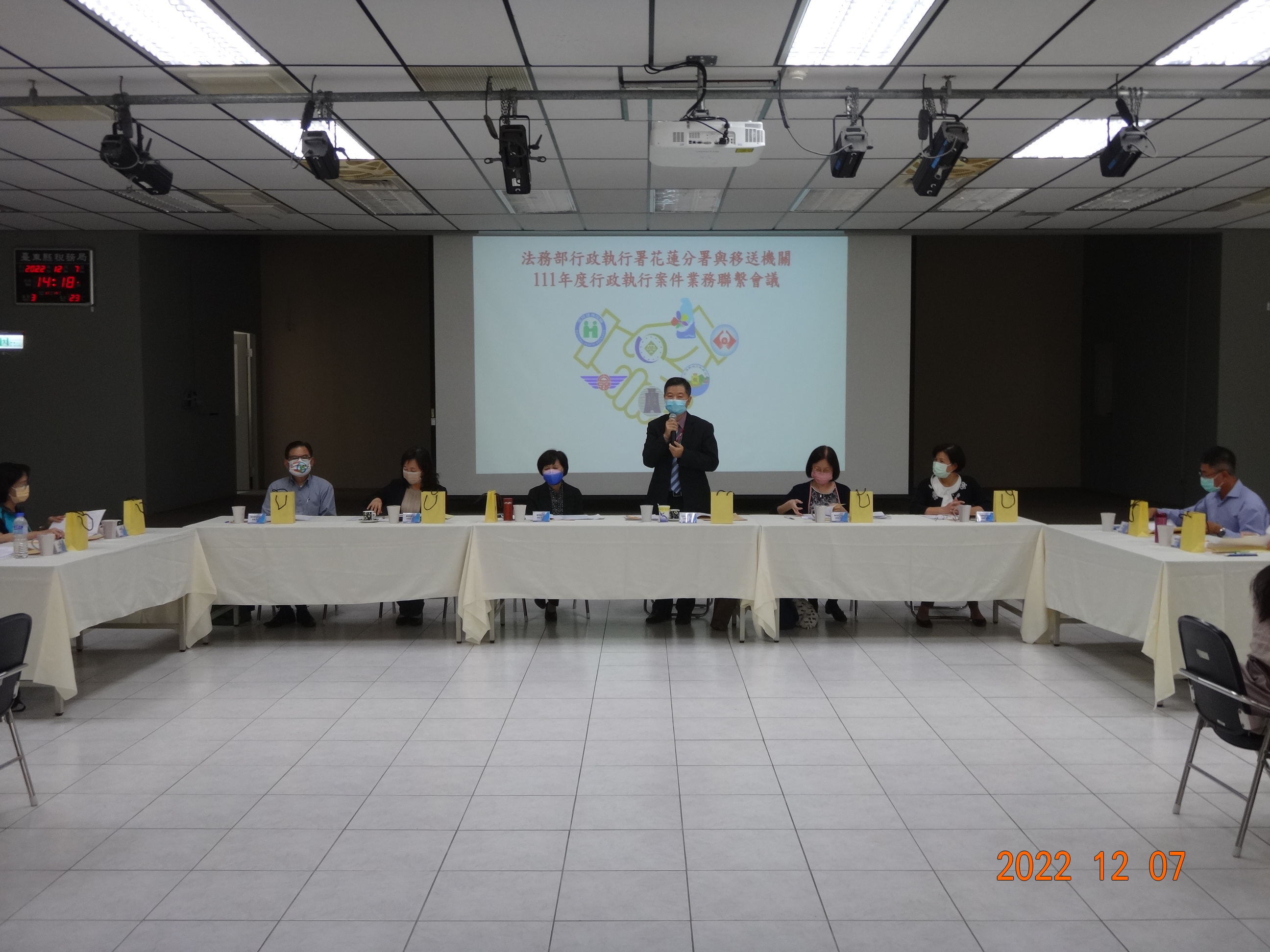 本分署於111年12月7日假臺東縣稅務局舉辦「111年度行政執行案件業務聯繫會議」，邀請轄區稅捐稽徵、監理、勞保及健保等主要移送機關派員與會_照片1