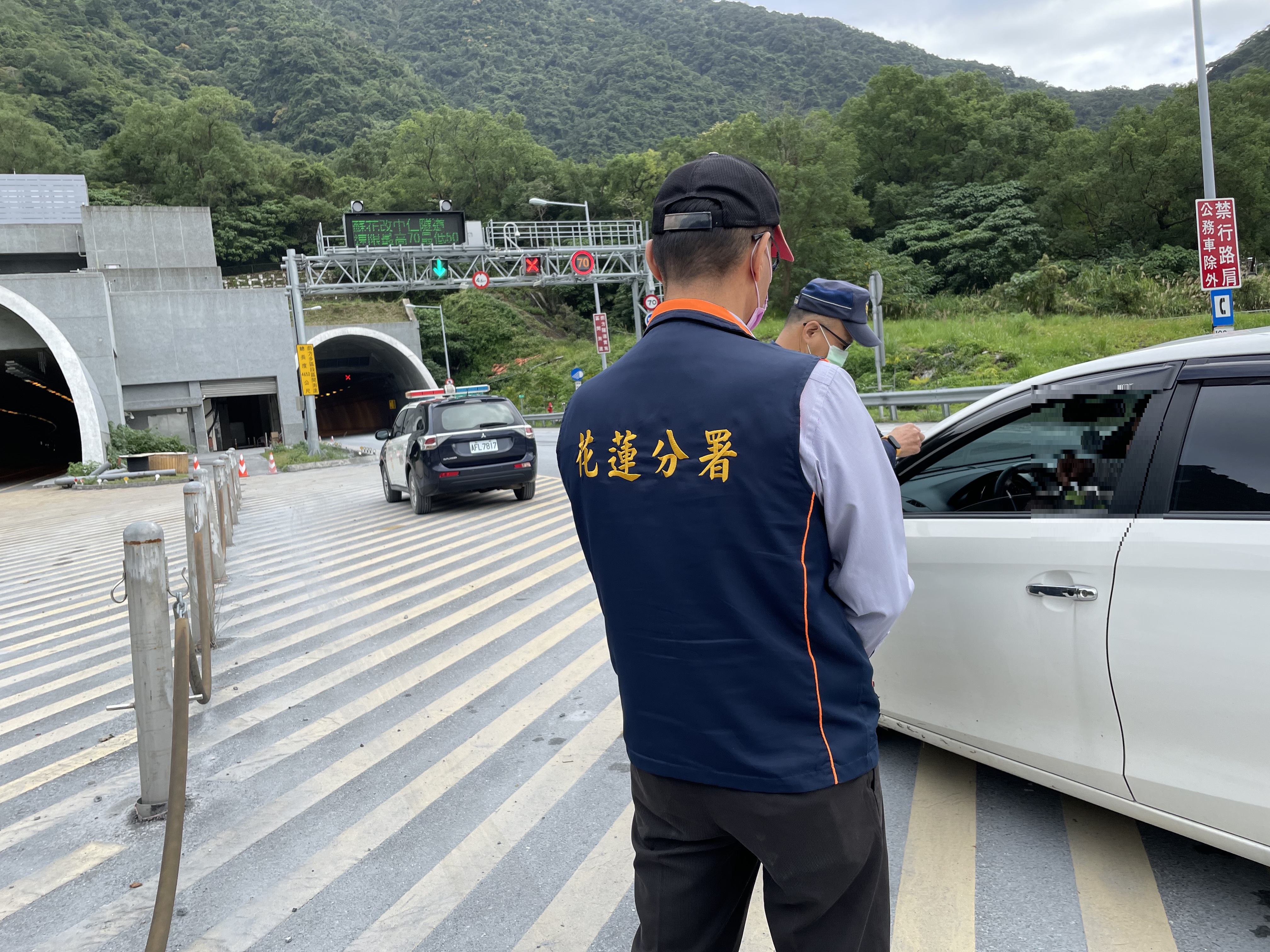 花蓮分署112年1月4日與警察同仁運用科技執法設備攔截查扣義務人車輛1