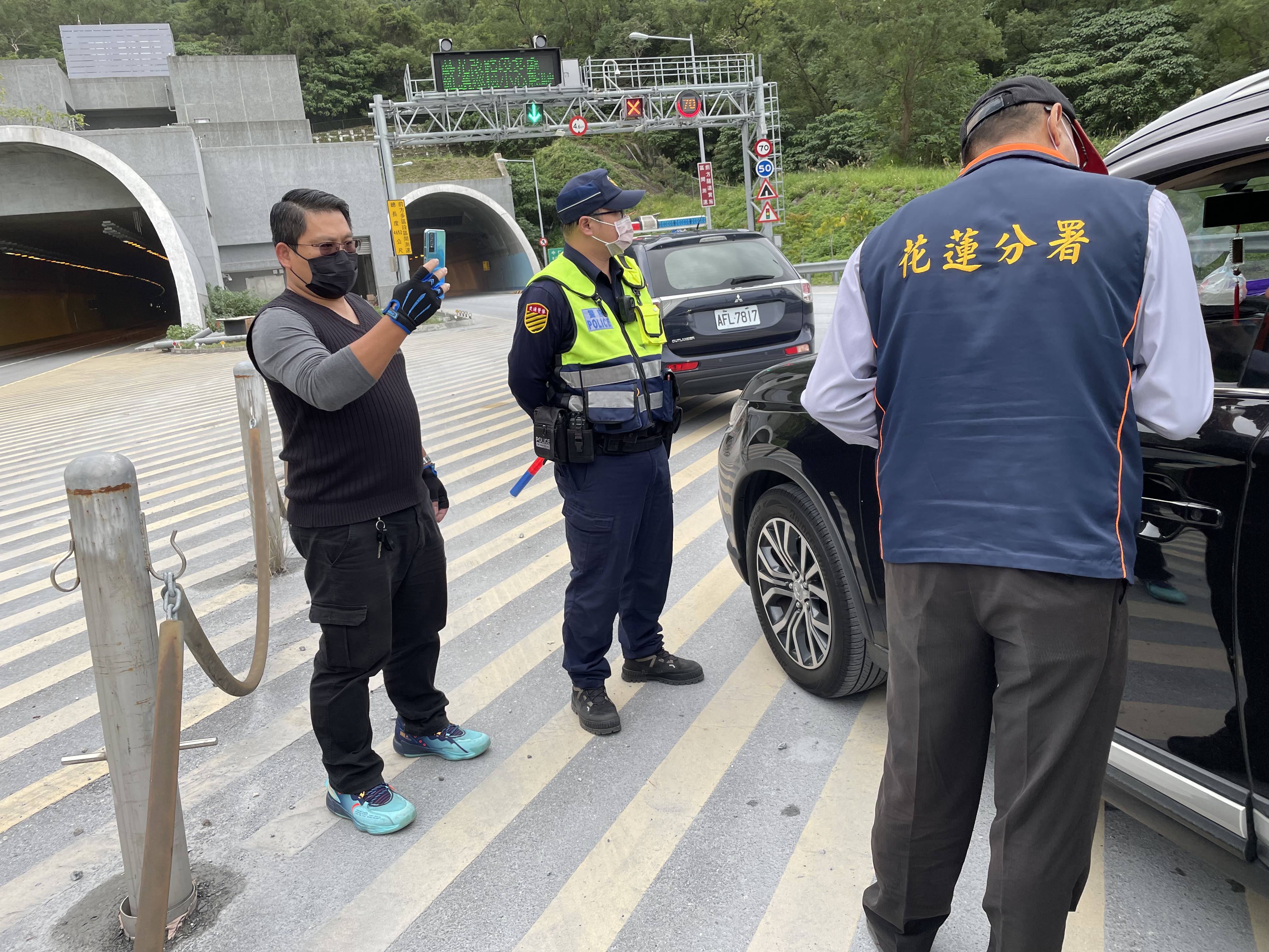 花蓮分署112年1月4日與警察同仁運用科技執法設備攔截查扣義務人車輛2