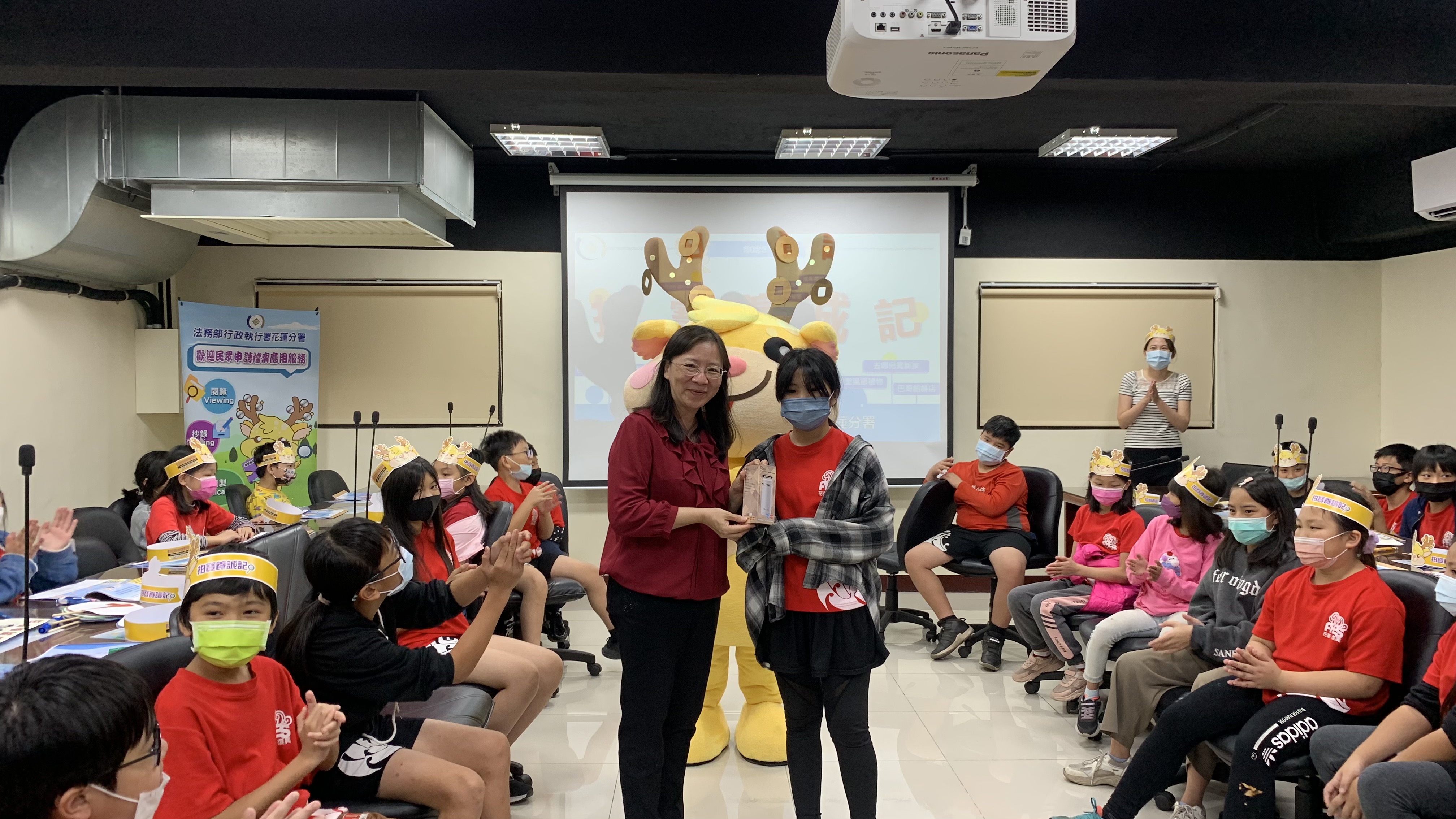 復興國小師長授予搶答成功小組獎品