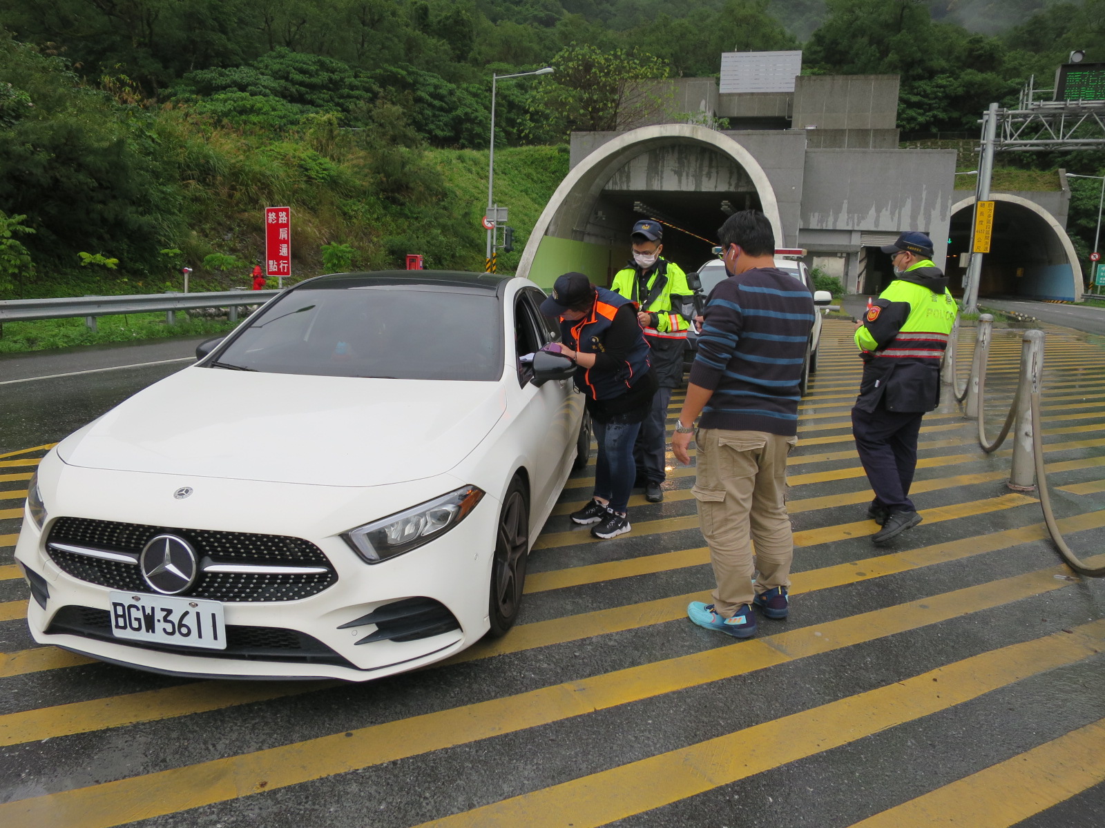 由蘇公改車牌辨識系統查獲欠稅的白色賓士轎車