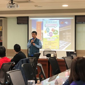 本分署王金豐分署長至法務部行政執行署士林分署為111年度新進書記官及執行員授課時，宣導本分署檔案應用服務_照片1