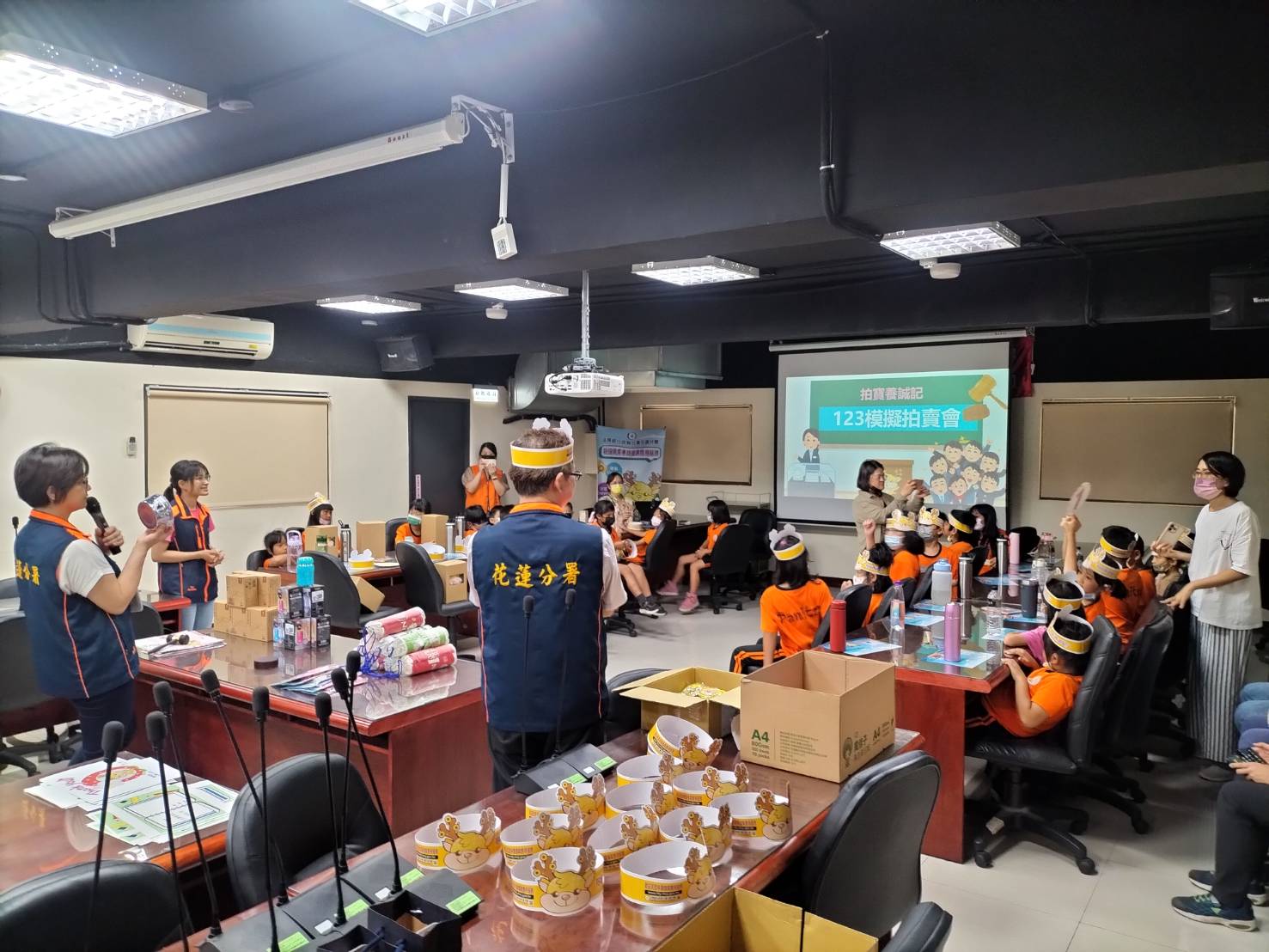模擬123拍賣會，學童競標宣導品，實際體驗拍賣程序!（照片由花蓮分署提供）