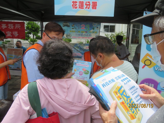 本分署於112年8月19日指派業務宣導小組設攤進行行政執行業務宣導_照片2