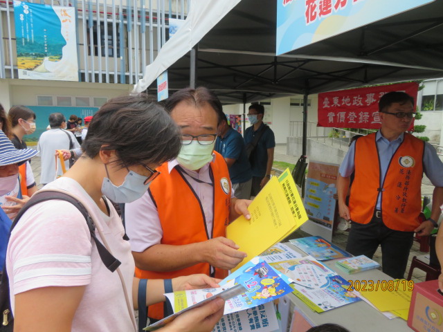本分署於112年8月19日指派業務宣導小組設攤進行行政執行業務宣導_照片3