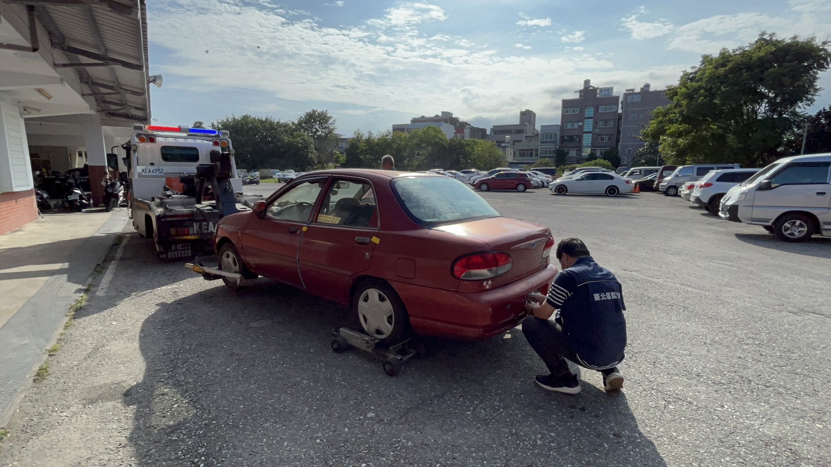 花蓮分署會同花蓮監理站及交通警察隊將遭註銷福特汽車拖吊至保管場停放