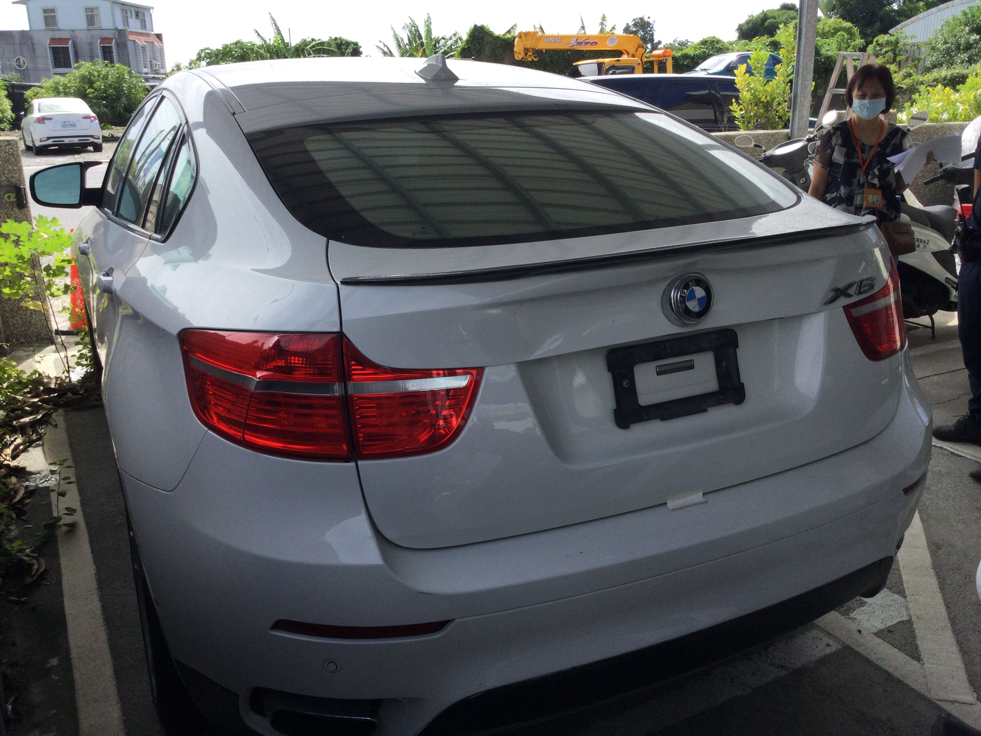 BMW小客車(後方)