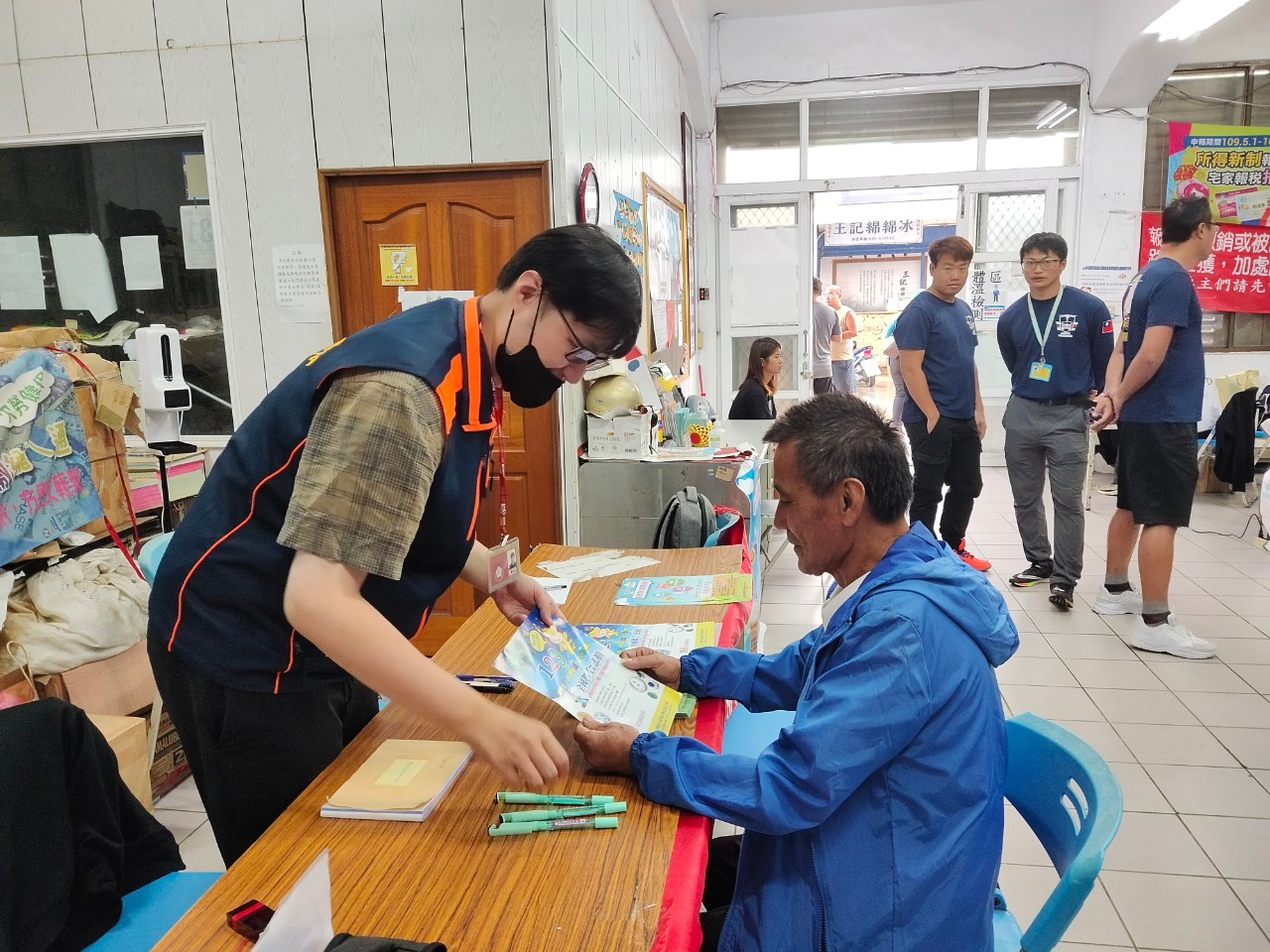 執行同仁協助民眾辦理行政執行事務