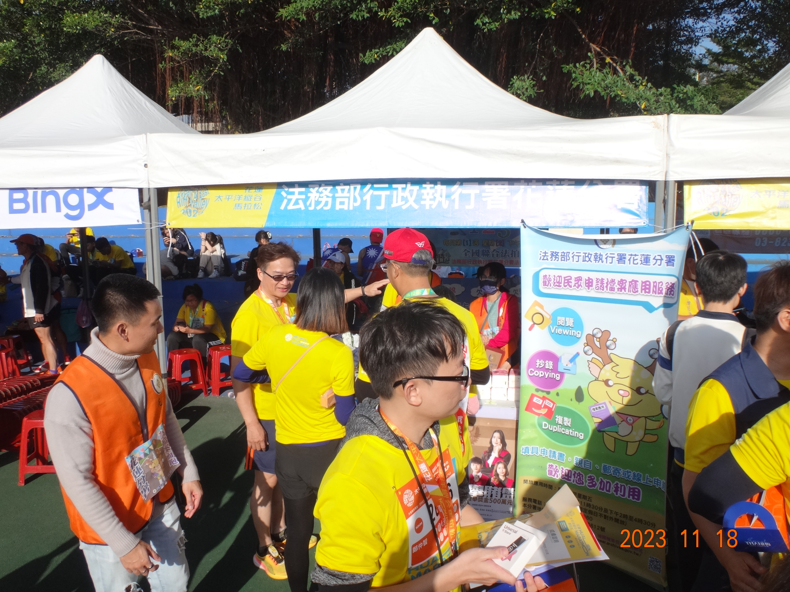同仁向民眾進行檔案應用宣導