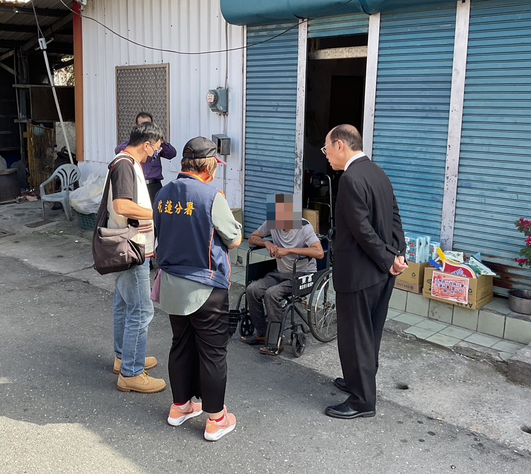 黃署長率同仁至吳男家中關懷訪視並致贈生活物資