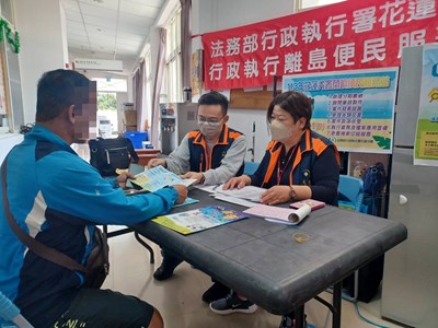 行政執行官與執行同仁向民眾解答檔案應用問題