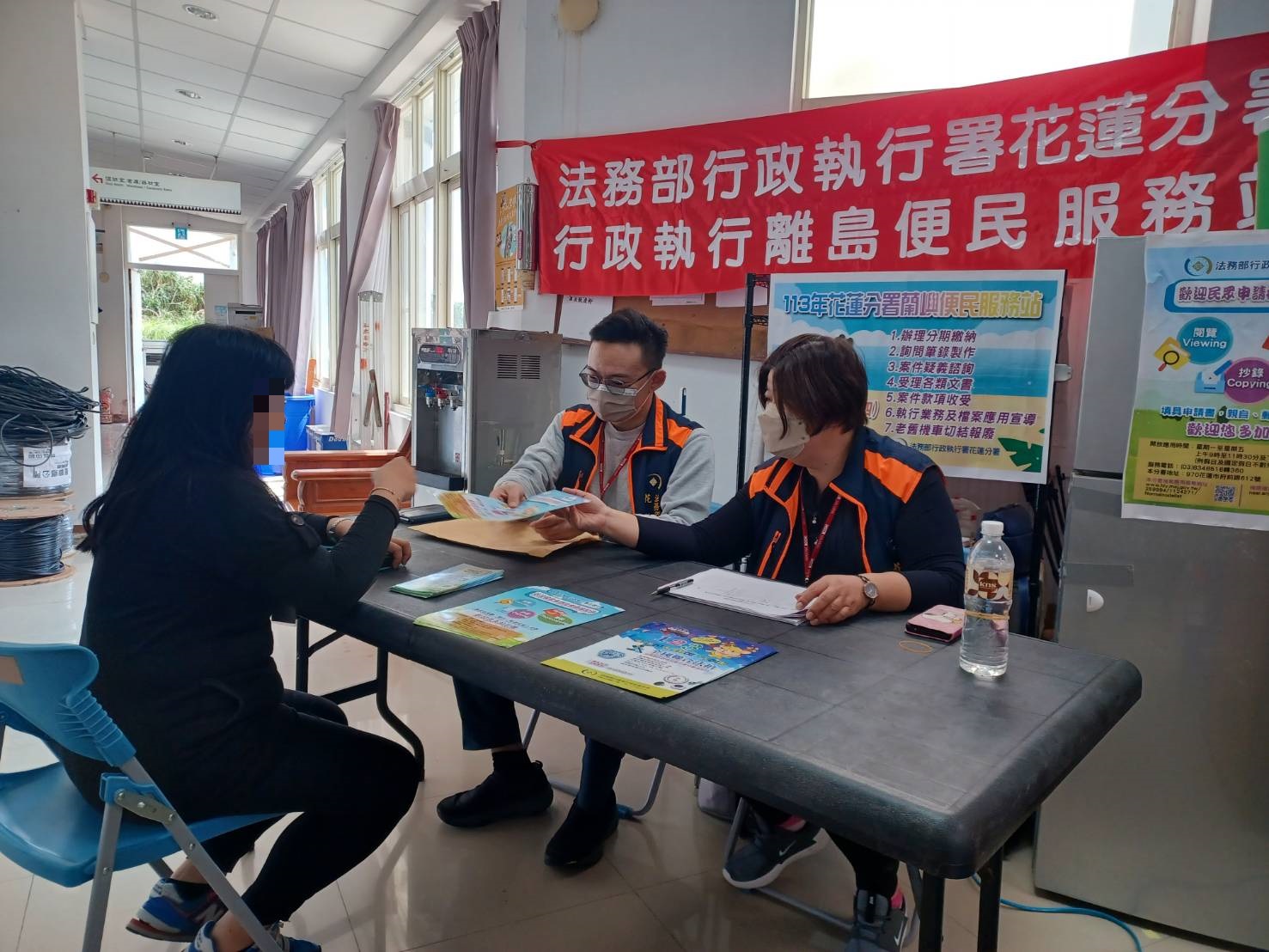 同仁向民眾分發檔案應用宣導單