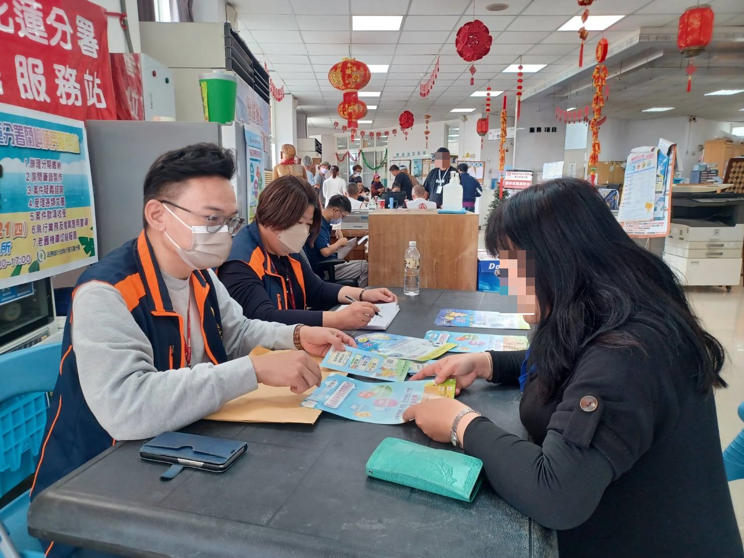 行政執行官向民眾進行檔案應用宣導