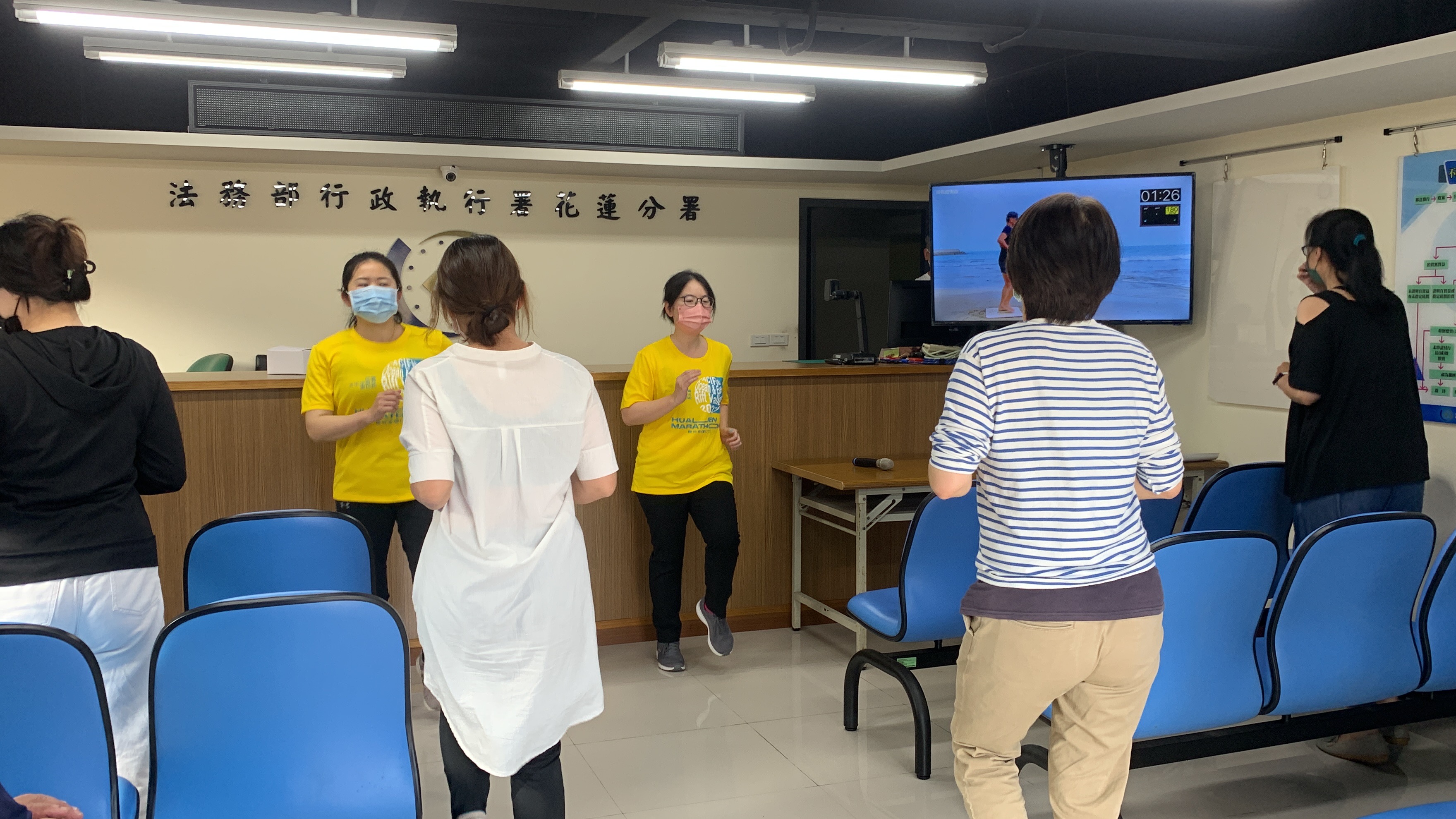 行政執行官與同仁帶動民眾進行超慢跑