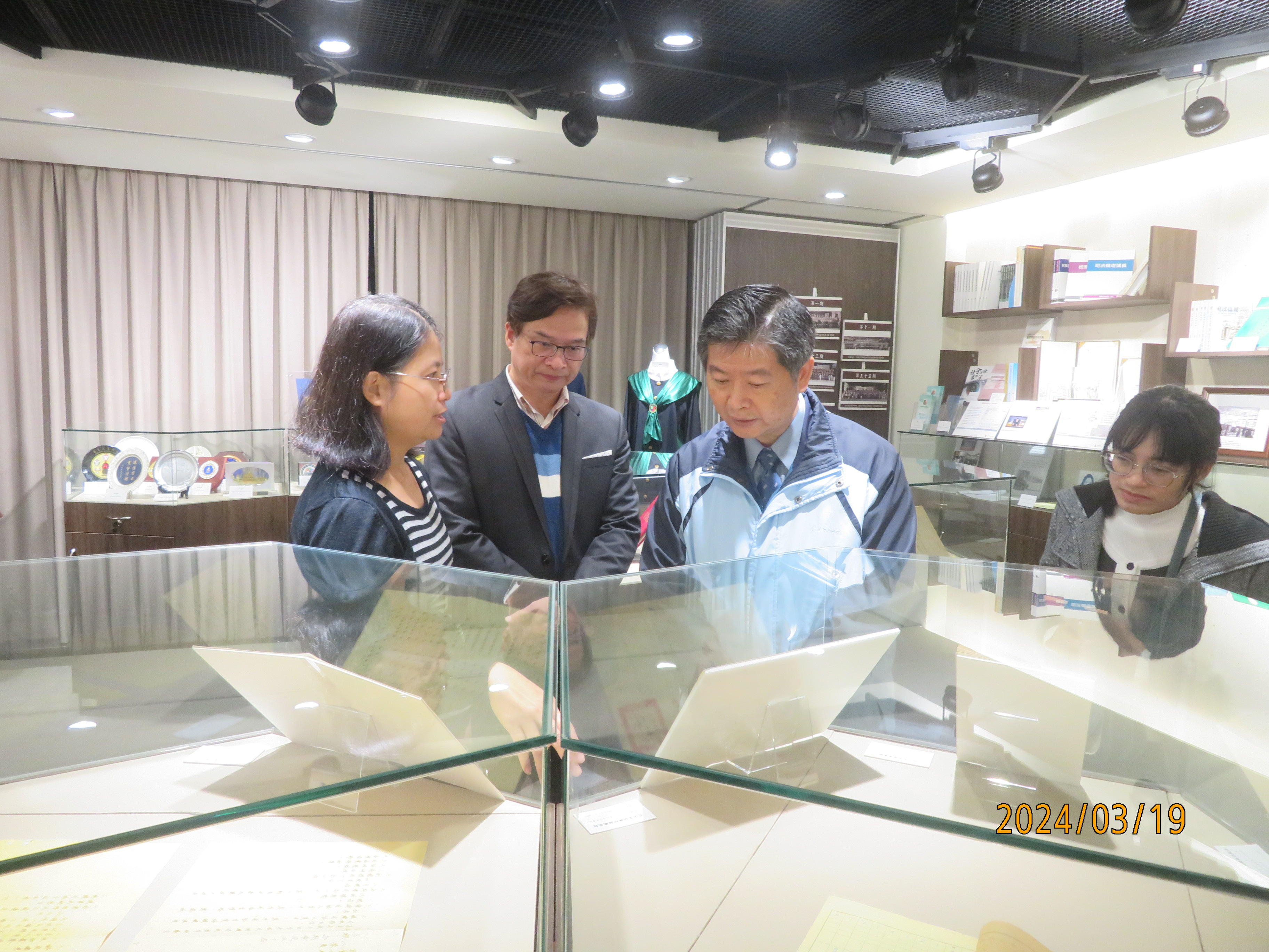 法務部司法官學院同仁導覽介紹展示品