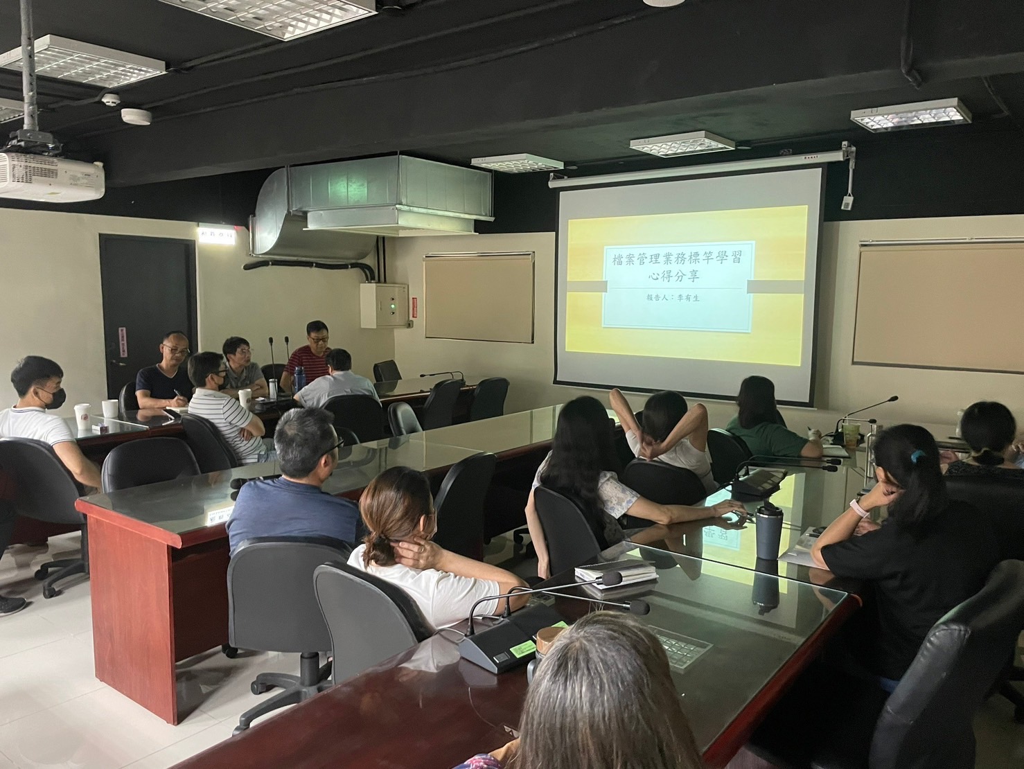 同仁聆聽李秘書室主任分享參訪心得
