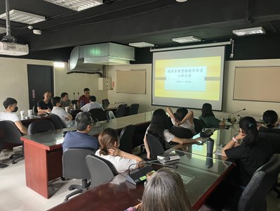 同仁聆聽李秘書室主任分享參訪心得