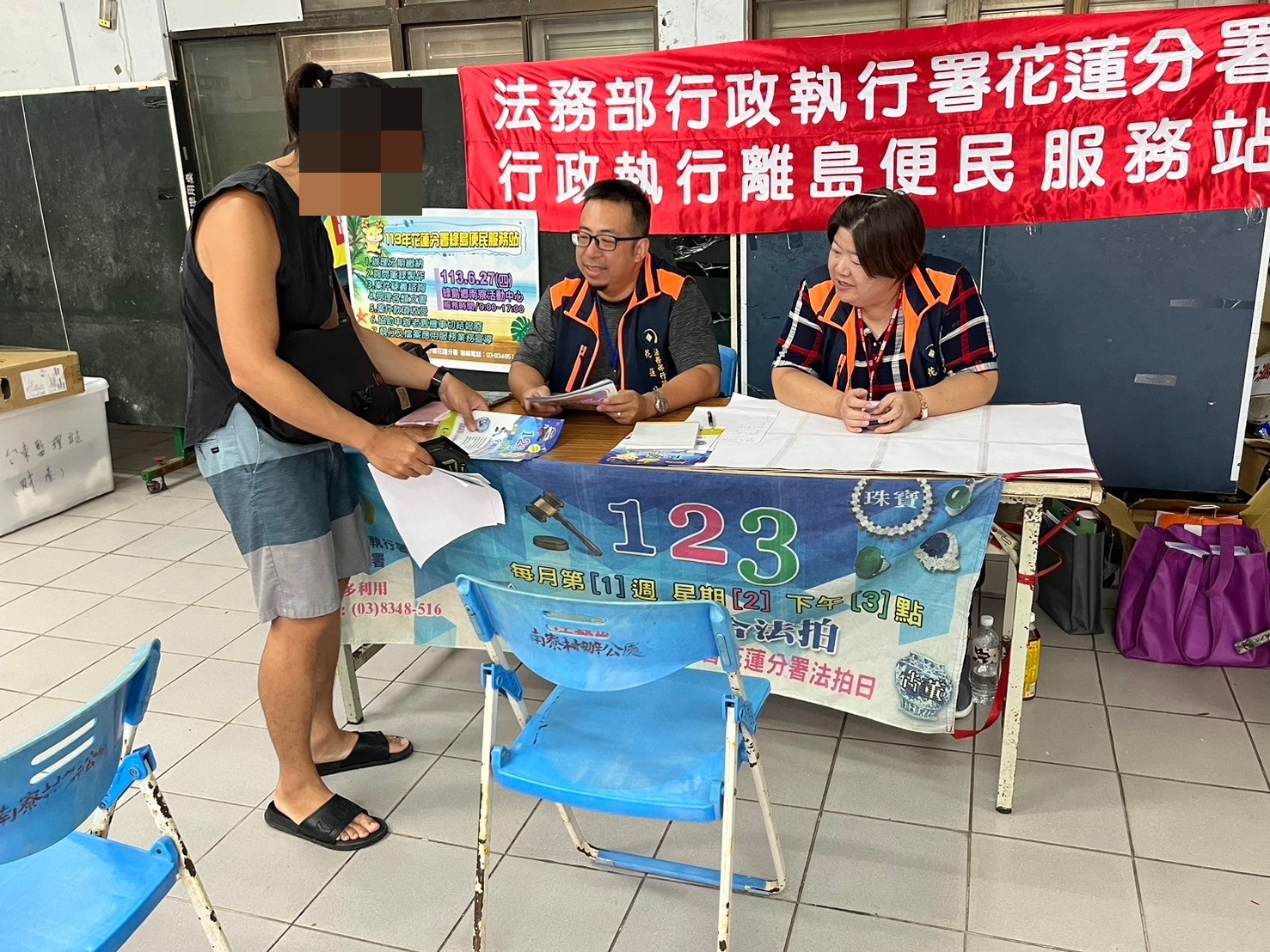 執行同仁向民眾宣傳檔案應用服務
