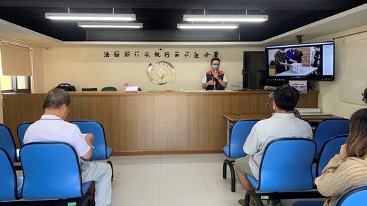 行政執行官介紹履勘15年前所查扣之黃金條塊影片