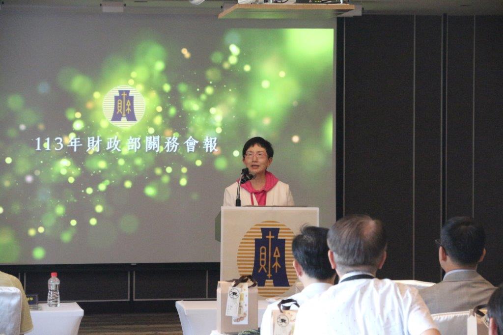 2.財政部莊部長翠雲親自主持113年財政部關務會報