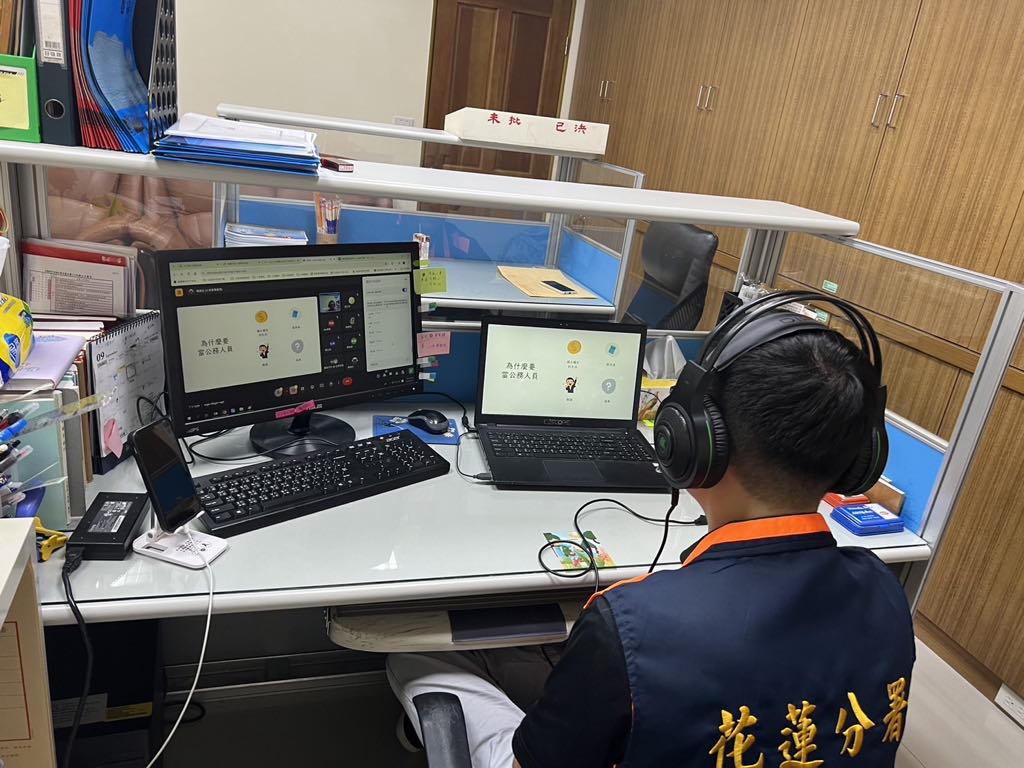 透過視訊的方式跟同學講解簡報內容以及回應同學們的問題1