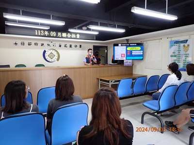 行政政執行官於拍賣會進行關於行政執行傳繳通知單之反詐騙宣導