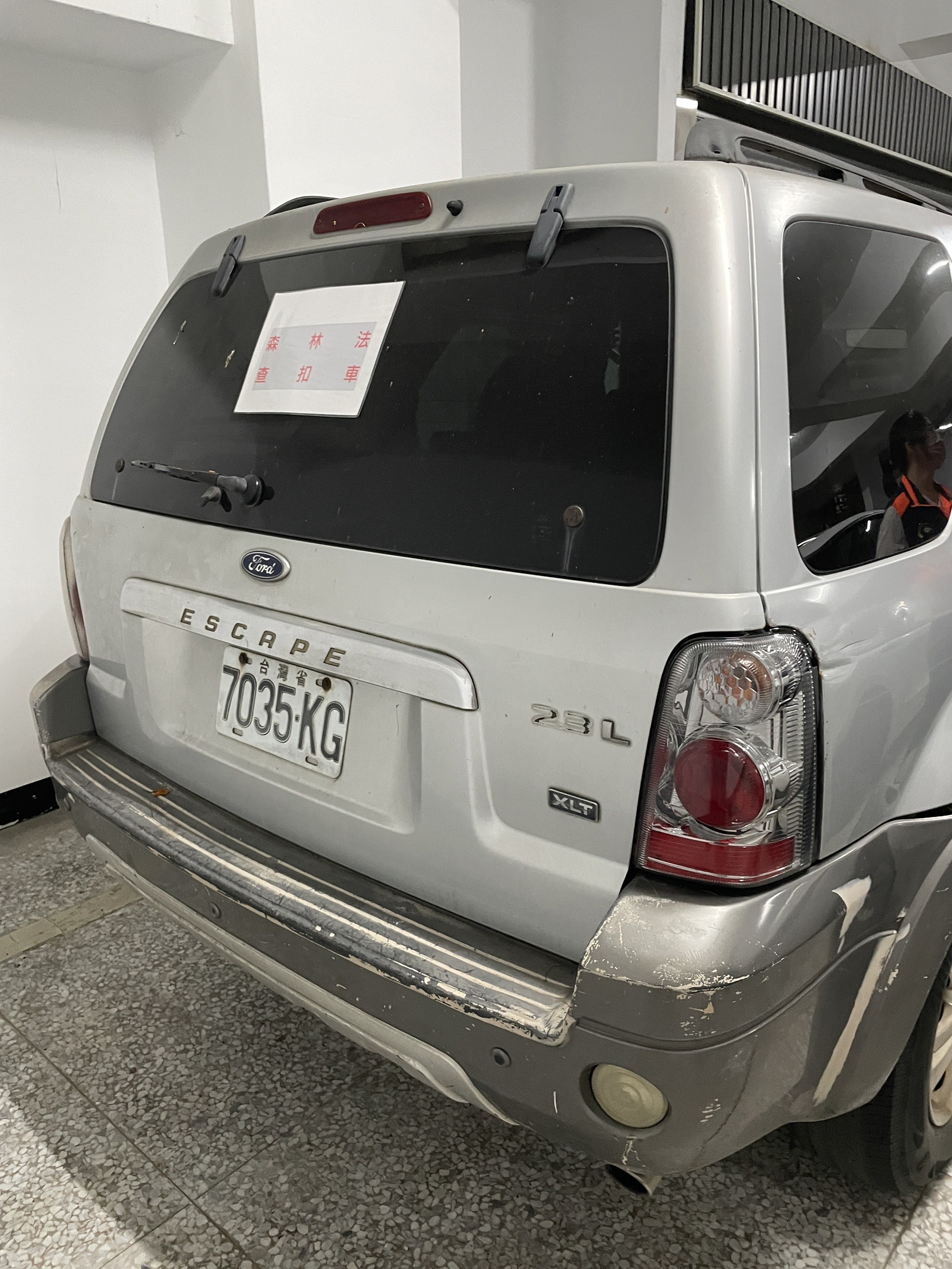 2.113.11.11上午11時拍賣福特車輛(車尾)