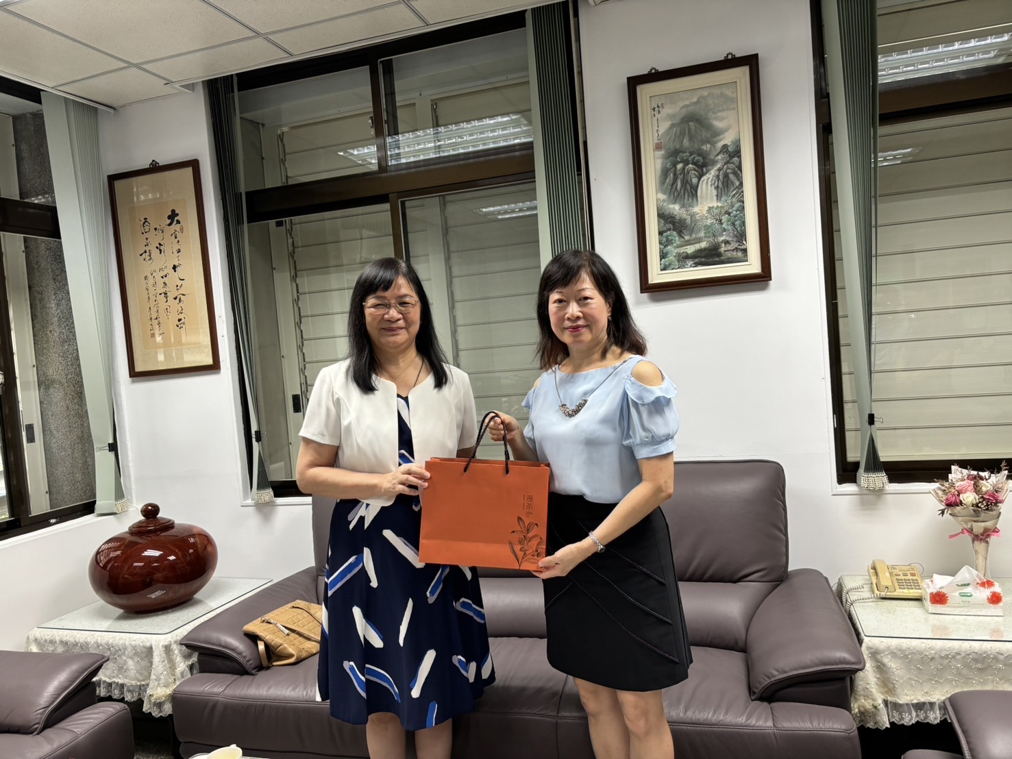 本分署施分署長淑琴於113年11月12日率同行政執行官邱俊諭、賴怡君、秘書室主任李有生前往花蓮縣地方稅務局拜訪_照片2