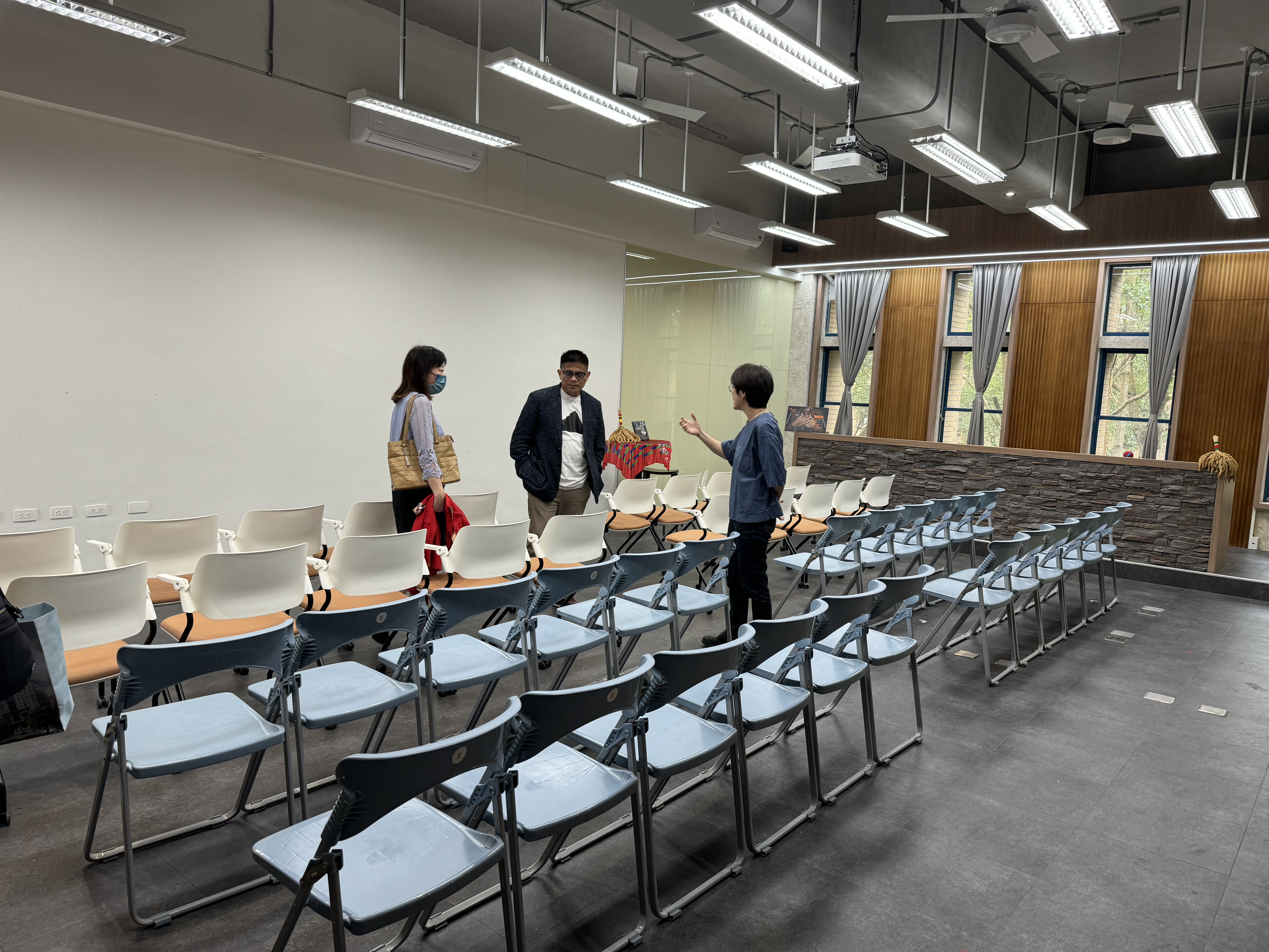 本分署施分署長淑琴於113年11月18日率同行政執行官邱俊諭、賴怡君、秘書室主任李有生前往國立東華大學法律學系拜訪_照片4