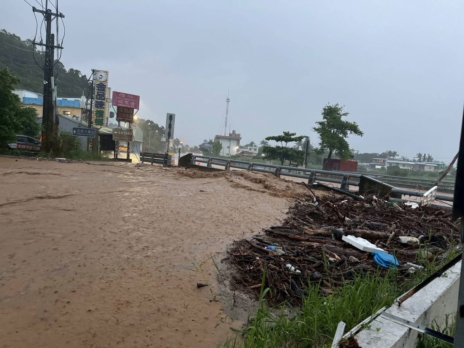 1.南迴公路朝庸橋溪水暴漲道路中斷