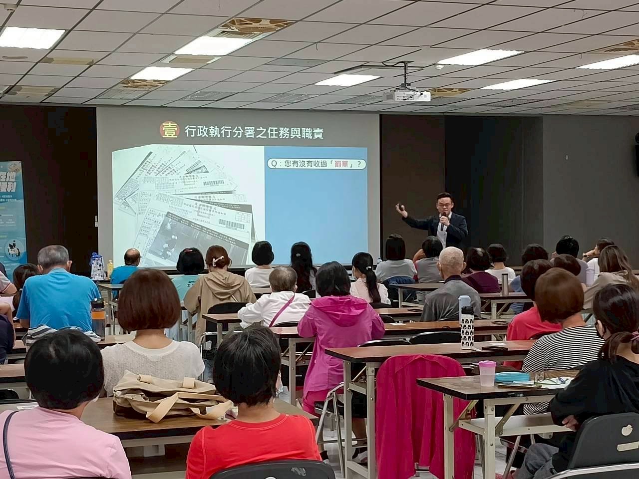 行政執行官邱俊諭向鄉親介紹行政執行業務，一併進行反詐騙及推廣檔案應用服務宣導_照片2