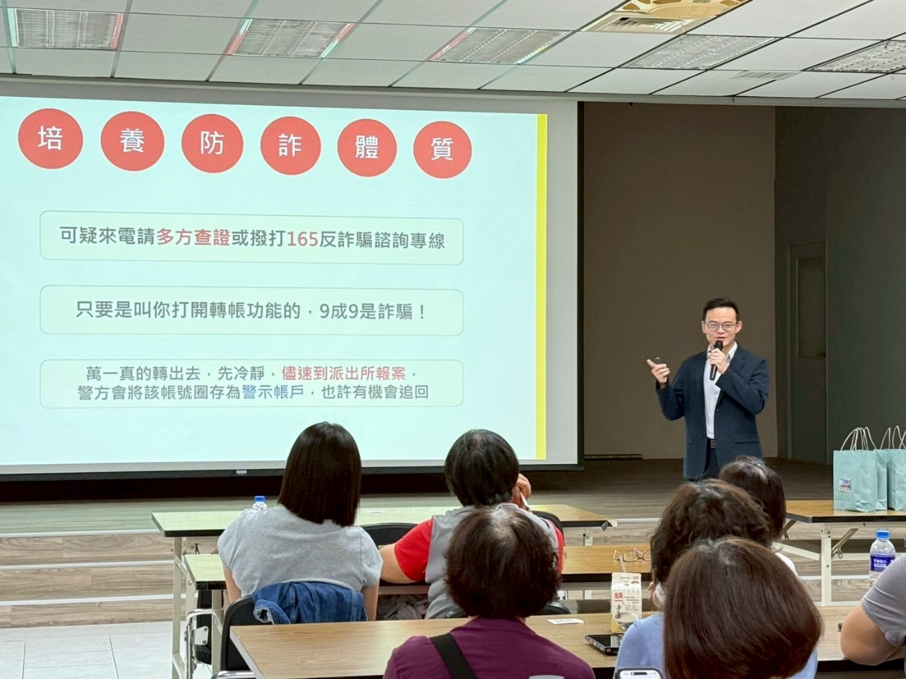 行政執行官邱俊諭向鄉親介紹行政執行業務，一併進行反詐騙及推廣檔案應用服務宣導_照片4