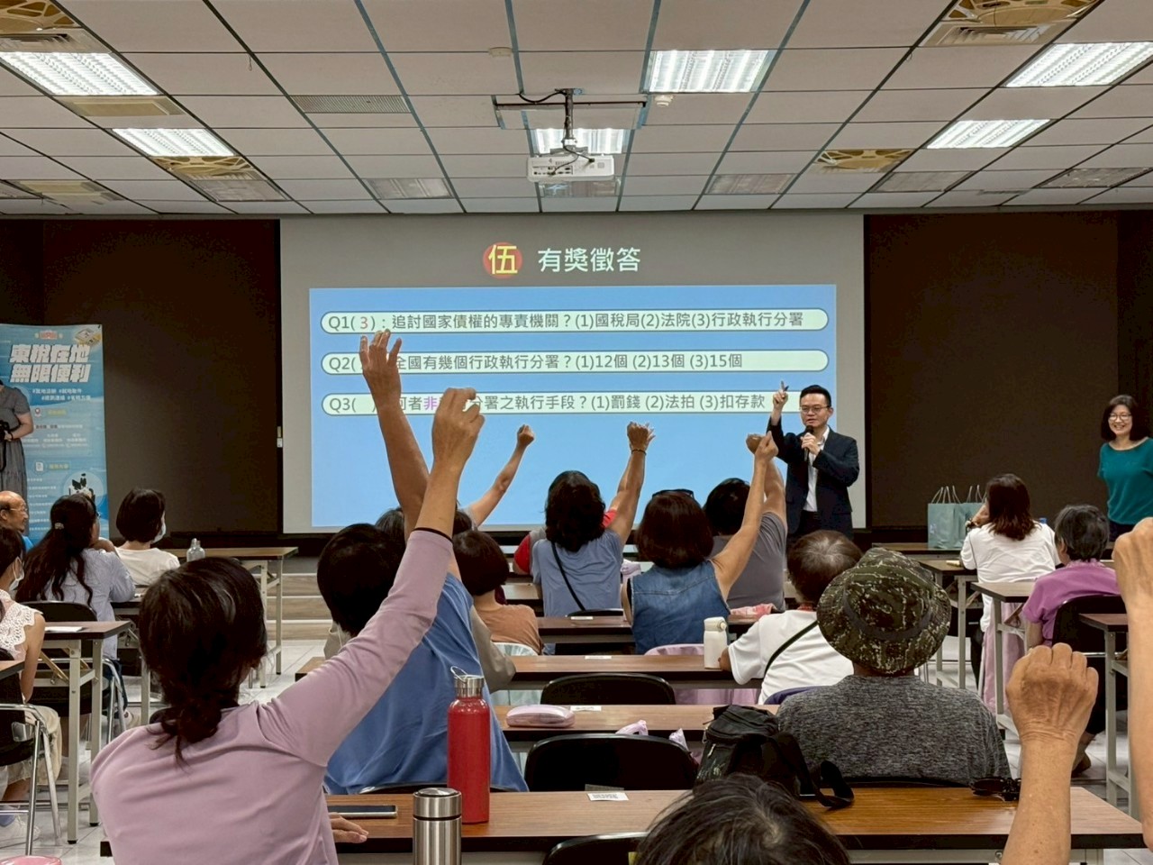 行政執行官邱俊諭向鄉親介紹行政執行業務，一併進行反詐騙及推廣檔案應用服務宣導_照片6