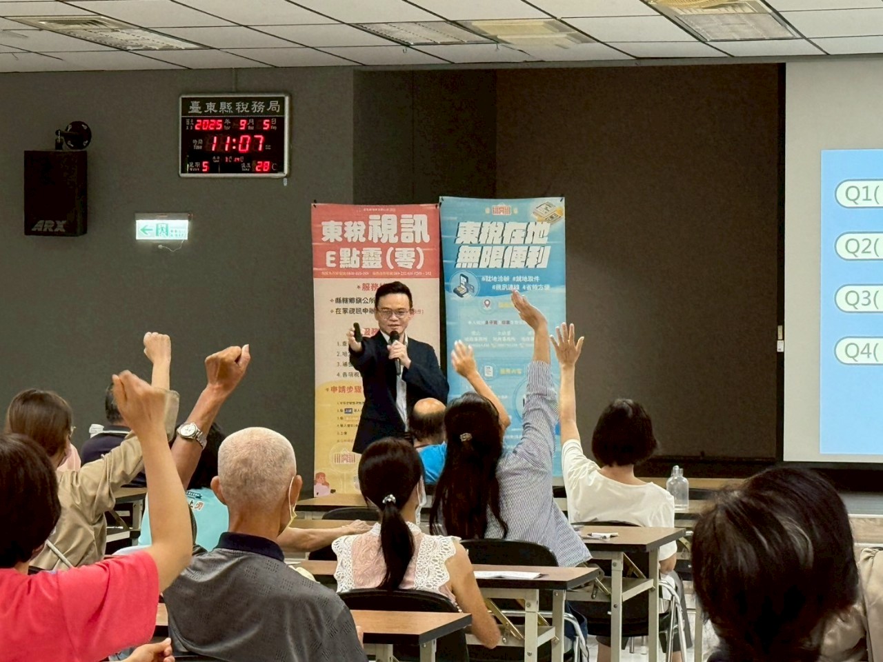 行政執行官邱俊諭向鄉親介紹行政執行業務，一併進行反詐騙及推廣檔案應用服務宣導_照片7