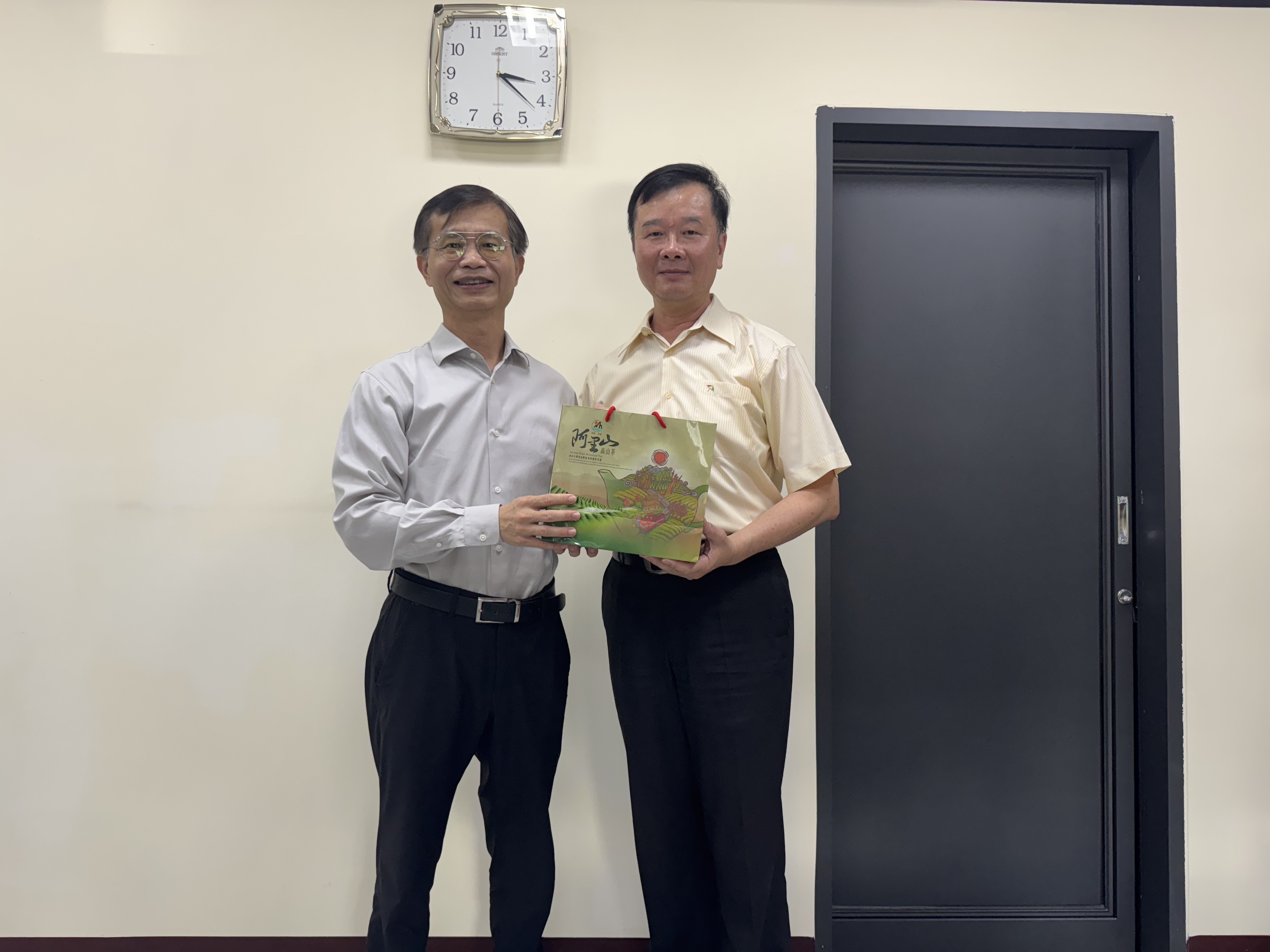 蔡英俊分署長與法務部調查局東部地區機動工作站朱主任合影1